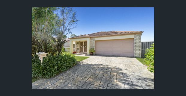 Spacious 4-Bedroom Family Home – Walk to John Flynn Hospital - Photo 1