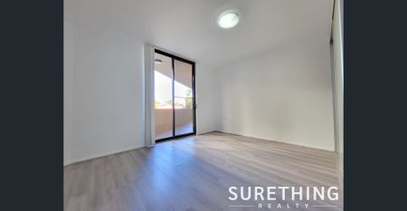 "Modern Apartment in Central location, Walk to all Amenities" - Photo 2