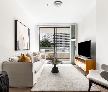 Sunlit city escape in 'Paramount' - Photo 5