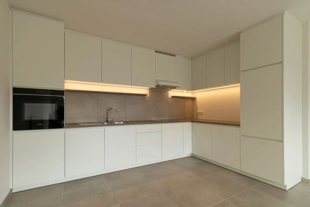 ! NIEUWE VOORWAARDEN! Zeer mooi afgewerkt en instapklaar nieuwbouwappartement gelegen in groene zone met mogelijkheid tot bijhuren van ondergrondse autostaanplaats - Foto 3