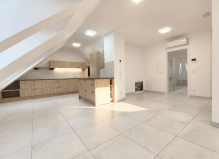 Traumhafte Dachgeschosswohnung – Erstbezug in hochwertig gebautem Wohnhaus - Klimaanlage - Moderne Küche - Gemeinschaftsgarten - Foto 4