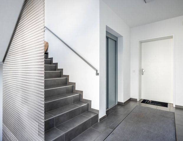 Luxuriöses Neubaupenthouse mit Fahrstuhl in die Wohnung, Einbauküche und Stellplätzen am Lenkwerk - Foto 1