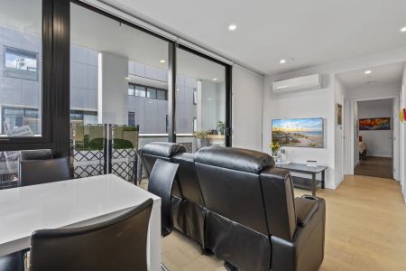 Vibrant Inner-City Living with Exceptional Resident Facilities! - Photo 5