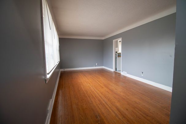 **CHARMING** 2-BEDROOM MAIN UNIT IN ST.CATHARINES!! - Photo 1