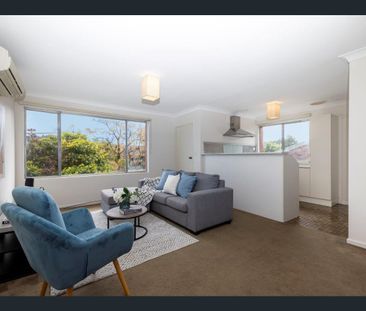 Sunfilled corner apartment, Boutique block, Great location - Photo 1