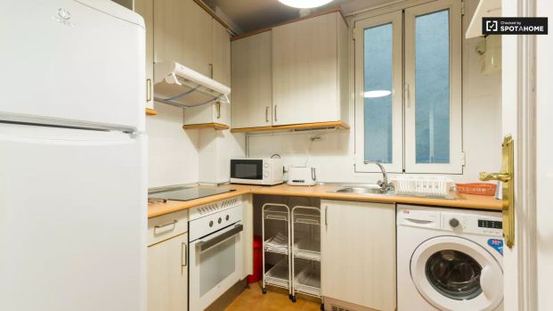 Room in a shared 4-bedroom apartment for rent in Almagro, perfect for students. - Foto 1
