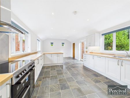 5 bedroom detached house to rent - Photo 3