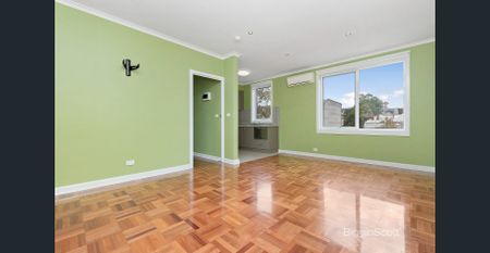 Sun Filled Richmond Hill Apartment With Incredible City Views - Photo 3