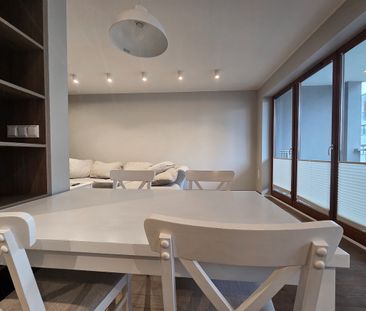 Salon z ceglaną ścianą apartament Maratońska Poznań - Фото 5