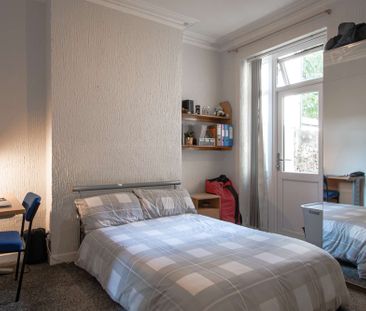 Complete with stylish loft conversion - Photo 3