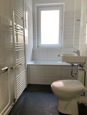 Komm nach Heiligenhaus: 4 schöne , renovierte Zimmer mit Wannenbad und Balkon ab Mitte März 2025! - Foto 1