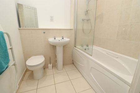2 bedroom Apartment to let - Photo 3