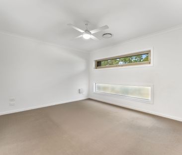 Spacious Family Home with Ducted A/C! - Photo 4