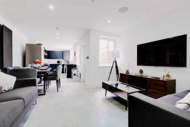 6 Beds 2 Baths - Photo 1