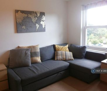 3 bedroom flat to rent - Photo 2