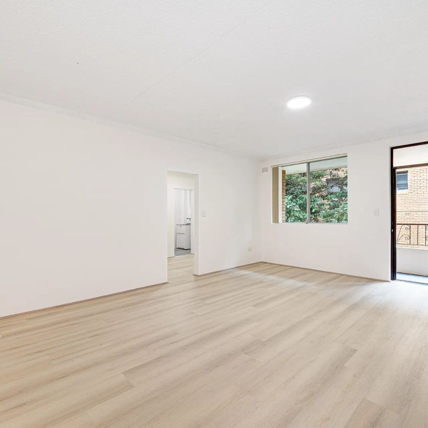 Top Floor Two Bedroom Apartment in Perfect Location - Photo 1