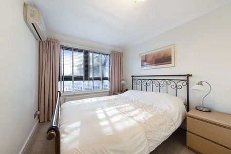 A smart one bedroom apartment within a riverside complex with allocated parking and on site facilities such as 24 hour concierge, swimming pool, gym, residents lounge and jacuzzi. - Photo 4