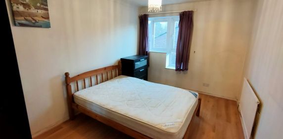 1 Bed Flat, Hickin Close, SE7 - Photo 2