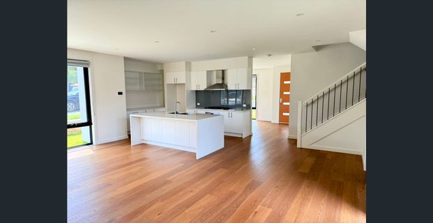 Stylish 4-Bedroom Townhouse in Prime Bentleigh East Location!!! - Photo 1