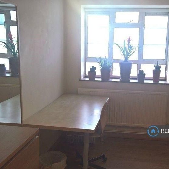 1 bedroom in a flat share to rent - Photo 1