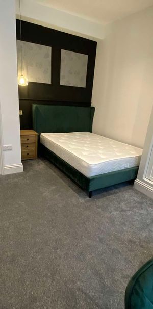 Luxury 7 Double En-Suite Bedrooms in a Shared Property - Photo 1