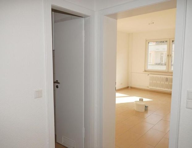 Helle 2,5-Zimmer-Wohnung mit Sonnenbalkon in Duisburg-Duissern - Foto 1