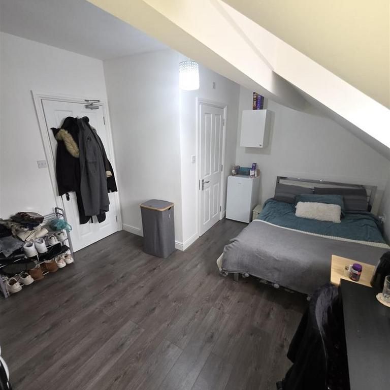 4 bedroom semi-detached house to rent - Photo 1