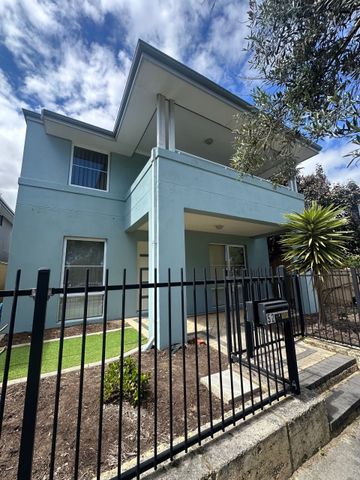 Executive-Style Home Opposite Picturesque Park - Photo 5