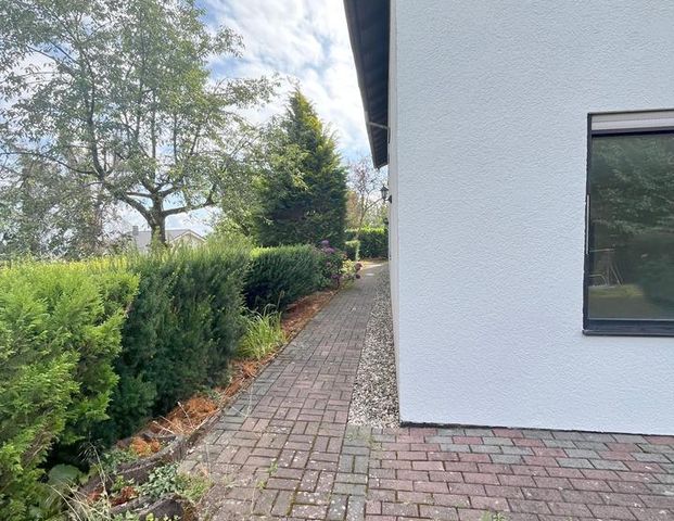 Hier wohnen Sie ruhig und grün in Riegelsberg - Pflugscheid. 4 ZKB Souterrain mit großer Terrasse - Photo 1