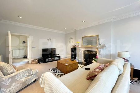 Superbly located moments from Clapham Common - Photo 3