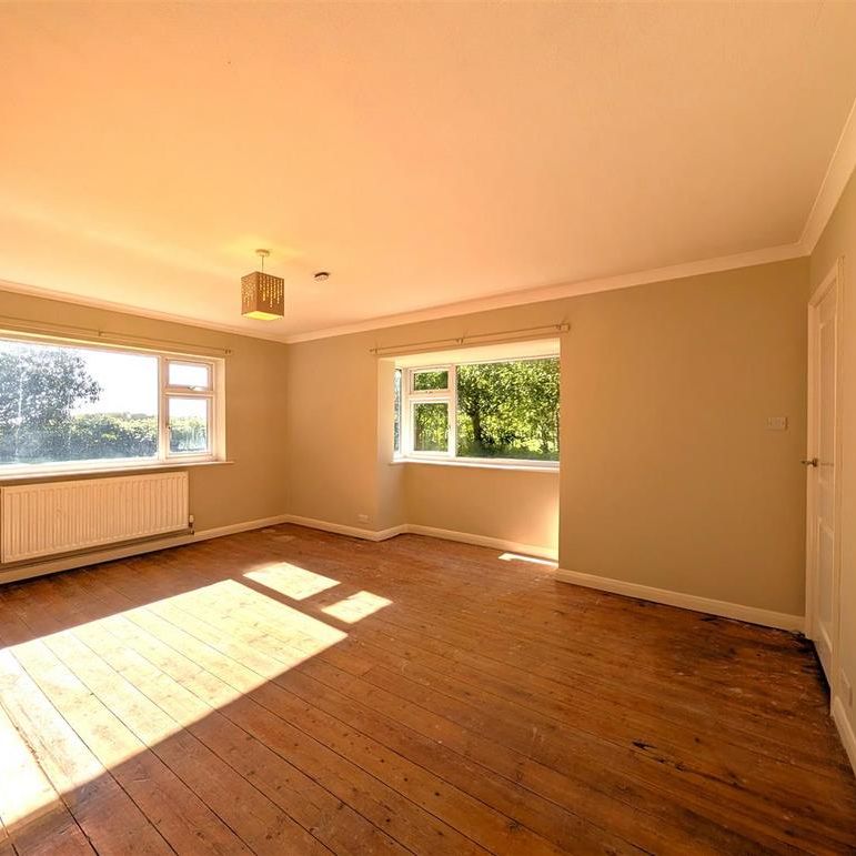 4 bedroom semi-detached bungalow to rent - Photo 1
