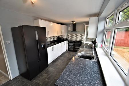 3 bedroom semi-detached house to rent - Photo 5