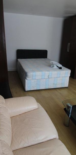 Studio to rent - Photo 1