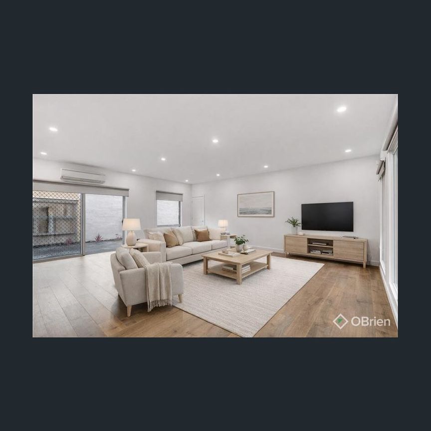 SPACIOUS AND ELEGANT 3 BEDROOM TOWNHOUSE - Photo 1