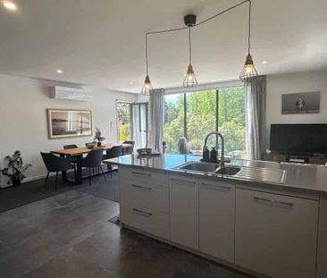 Sunny Modern 3-Bed, 2-Bath Home in Stoke - Photo 3