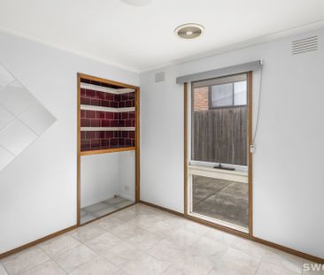 Light filled three bedroom residence in quiet location - Photo 6