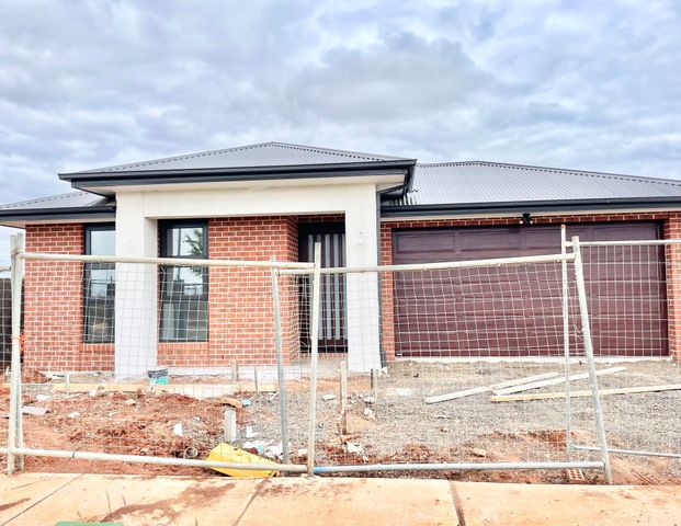 Modern Family Living in Thornhill Park Estate! - Photo 1