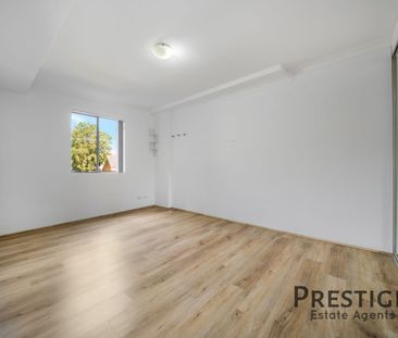 Entertainer's Delight - Spacious Ground Floor Apartment - Photo 2