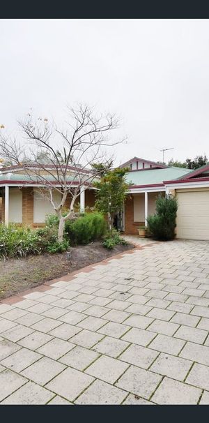 Spacious 4-Bedroom Family Home with Multiple Living Areas in Thornlie - Photo 2