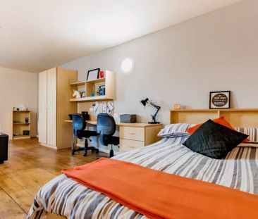 One Bed Apartment - Photo 2