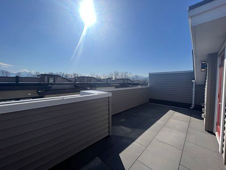 Townhouse with Rooftop Patio - Photo 5