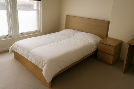 3 Bed Flat, Regent Street, BS8 - Photo 2