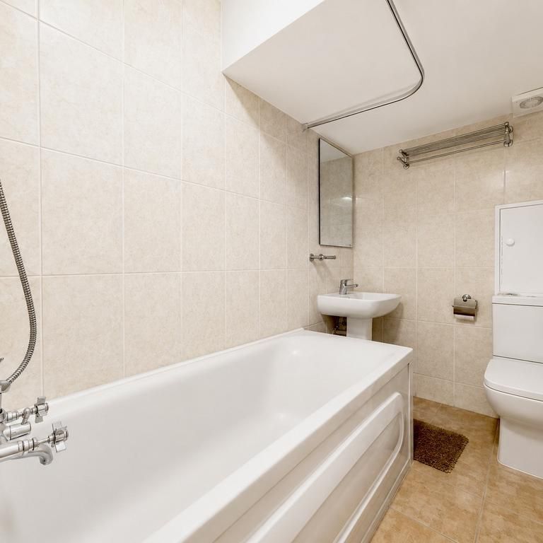 4 bedroom flat to rent - Photo 1