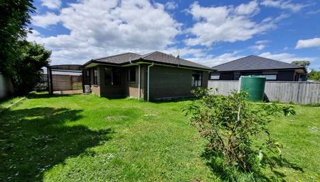 Modern three bedroom home - Photo 2