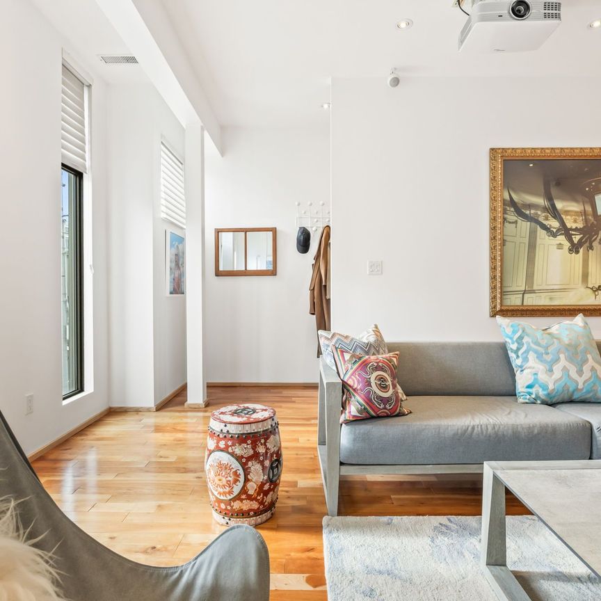 For Lease - 2068 Dundas Street Unit# Upper, Toronto, Ontario - Photo 1