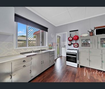 CENTRALLY LOCATED THREE BEDROOM HOME! - Photo 5