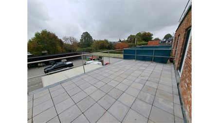 Een vernieuwd appartement op de eerste verdieping met autostaanplaats - Photo 2