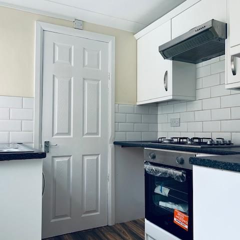 2 bedroom ground floor flat to rent - Photo 1