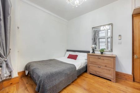 2 bedroom flat in London - Photo 3