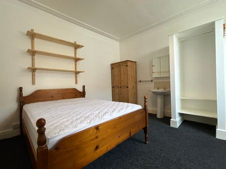 We are pleased to offer To Let this quiet, clean and comfortable ground floor one bedroom flat on Noster View in Beeston, LS11. AVAILABLE DECEMBER 2025 - Photo 4